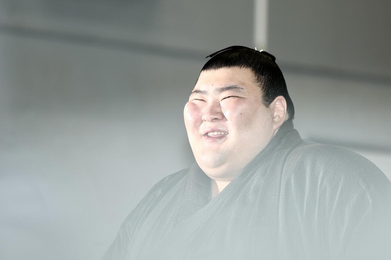 番付発表会見　質問に答える熱海富士