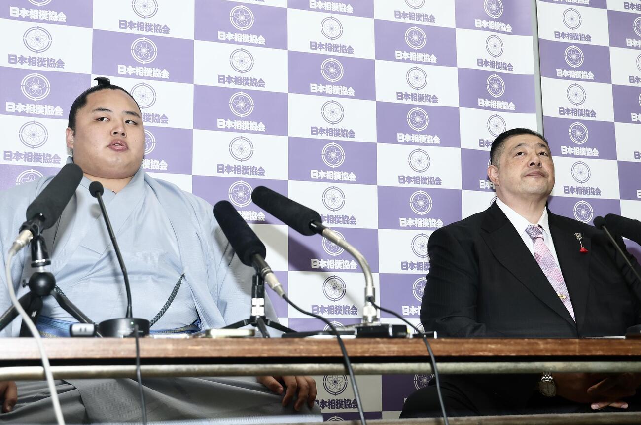 番付発表会見　会見に臨む琴勝峰（左）と佐渡ケ嶽親方＝2026年4月27日　