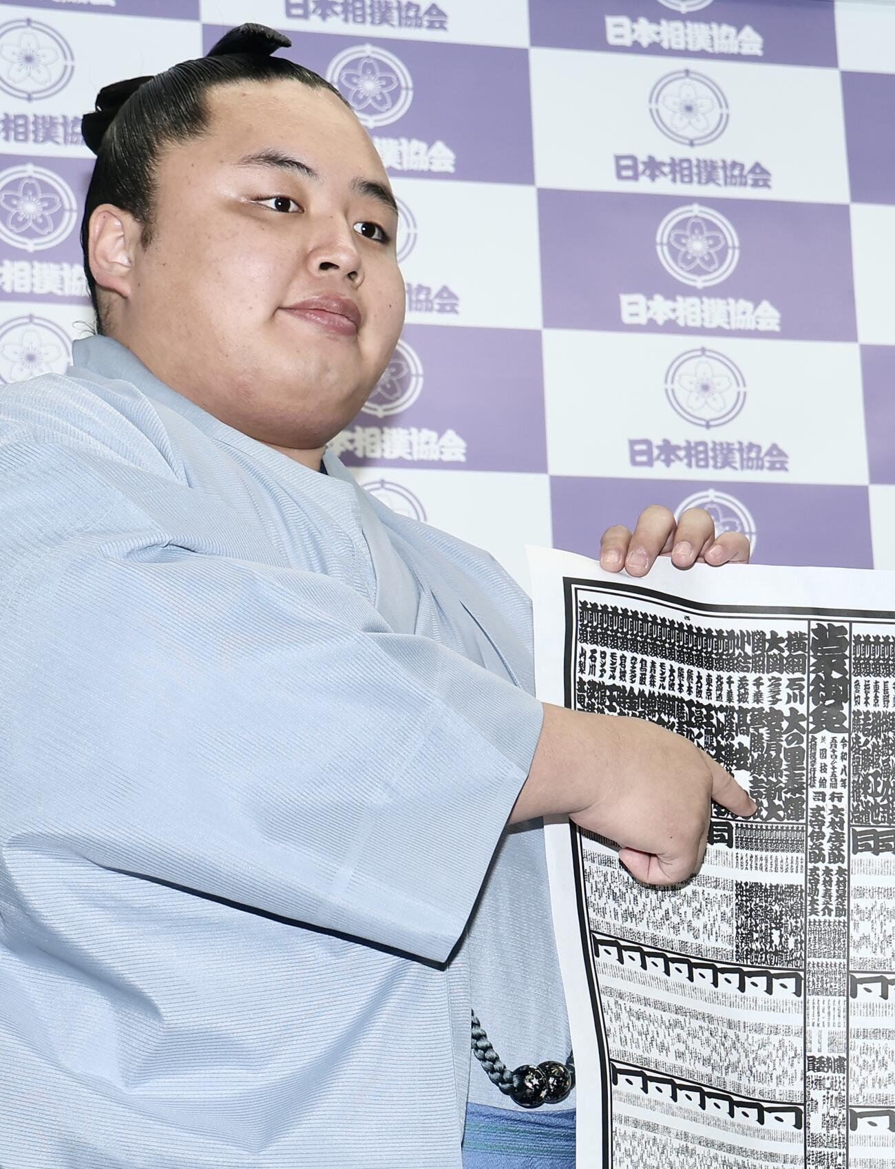 番付発表会見　番付表を手に写真に納まる琴勝峰＝2026年4月27日　