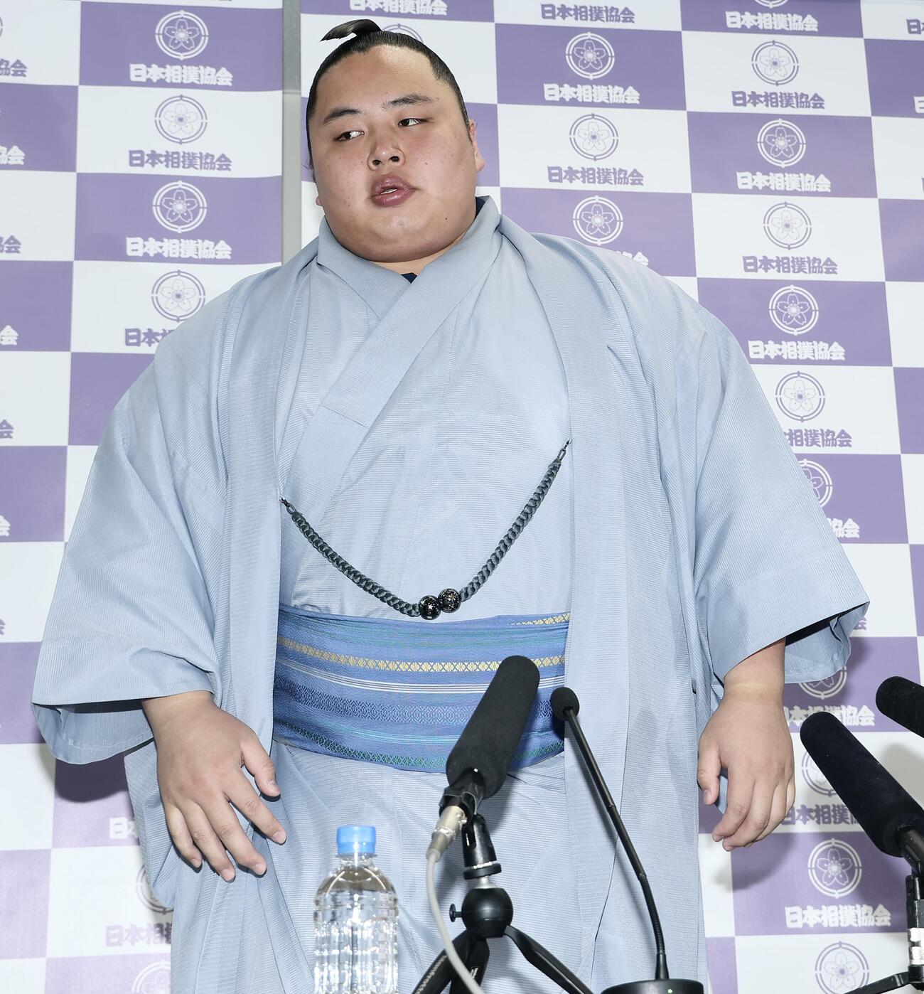 番付発表会見　会見を終える琴勝峰＝2026年4月27日　