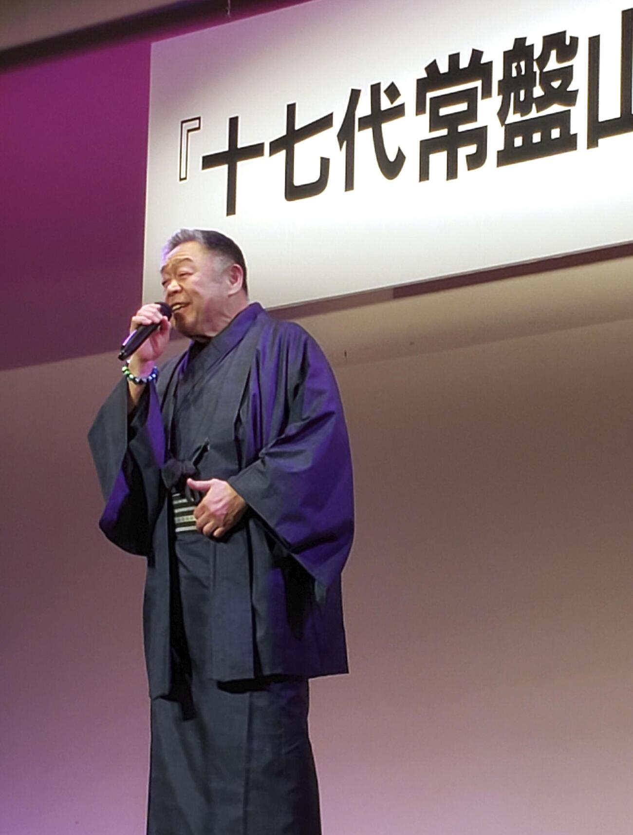 定年を祝う会で熱唱する常盤山親方（共同）