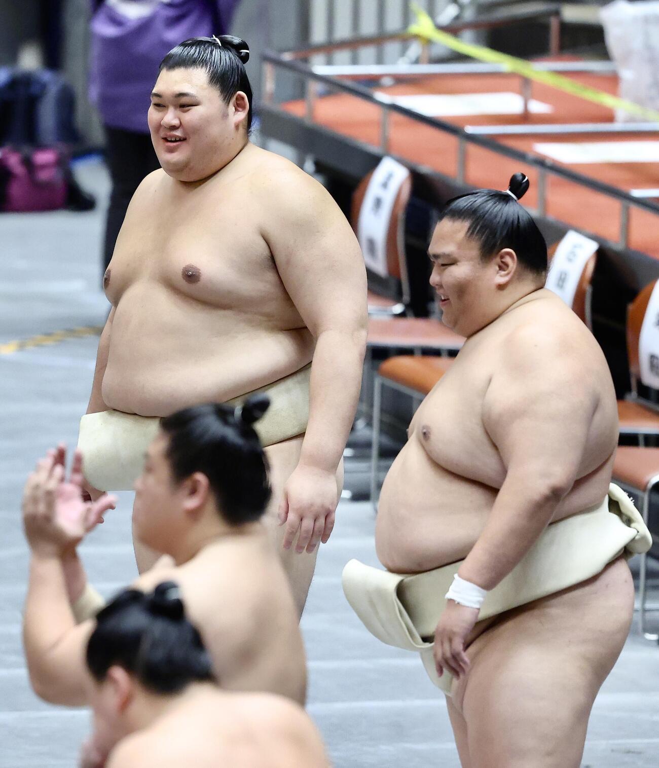 言葉を交わす大の里（左）と御嶽海（撮影・河田真司）
