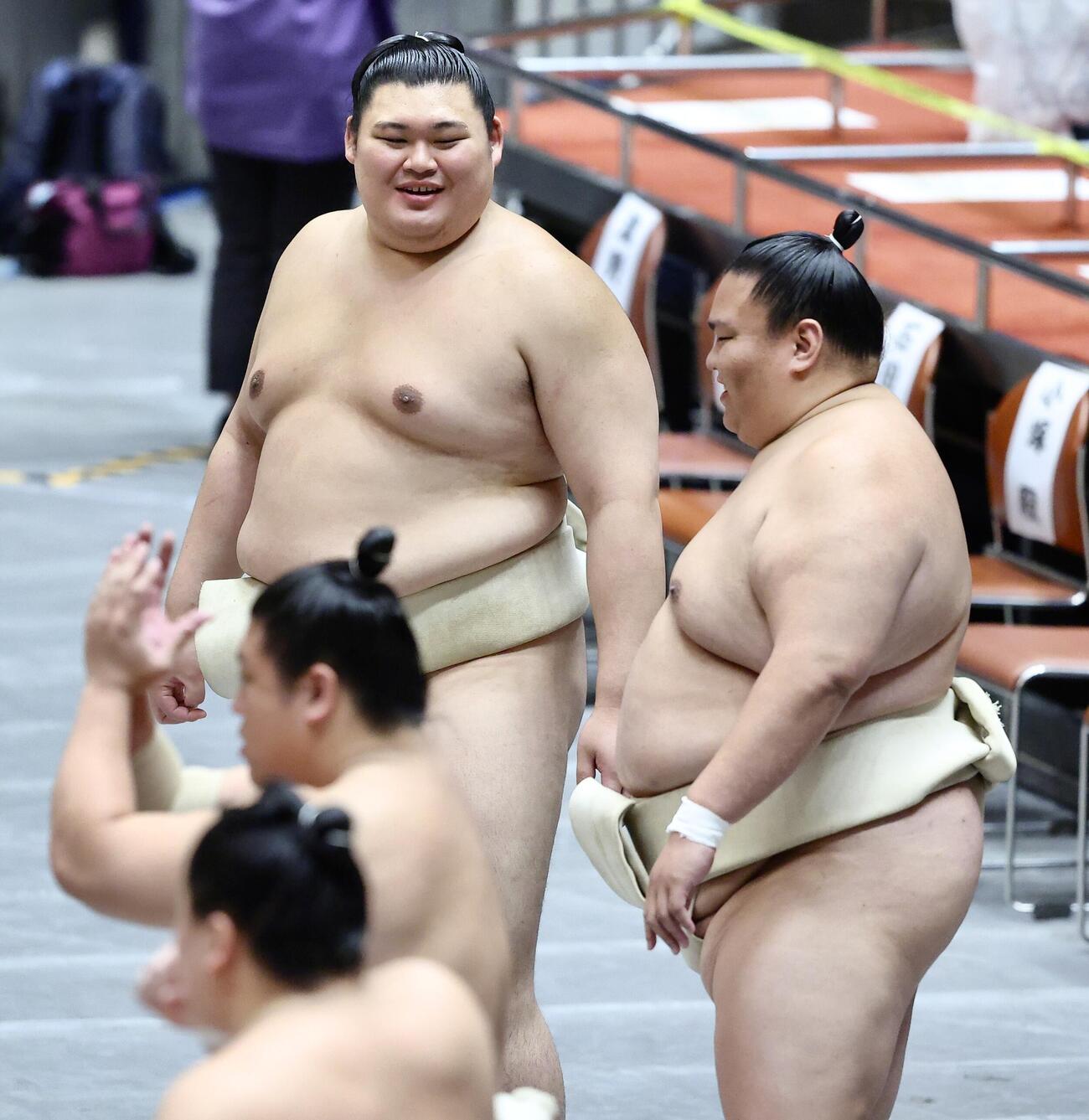 言葉を交わす大の里（左）と御嶽海（撮影・河田真司）