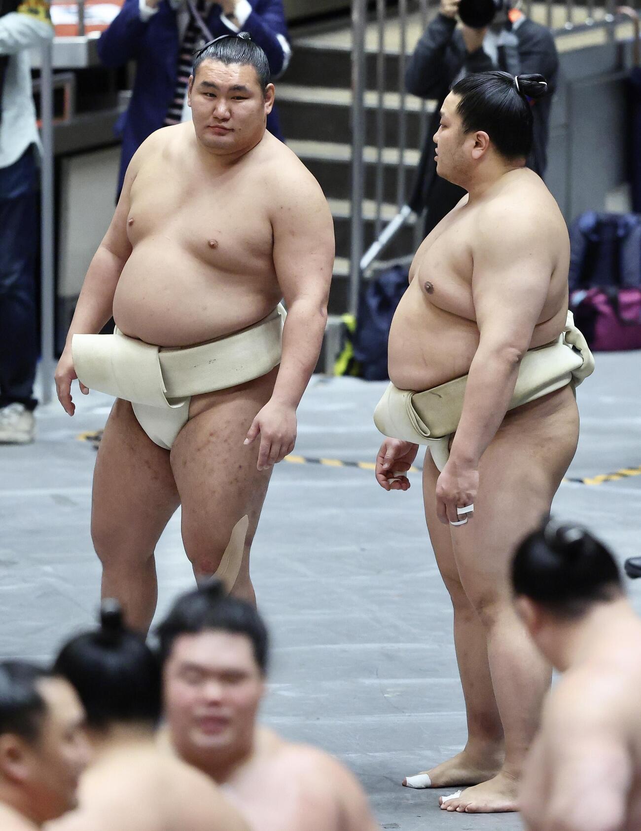 言葉を交わす豊昇龍（左）と朝白龍（撮影・河田真司）