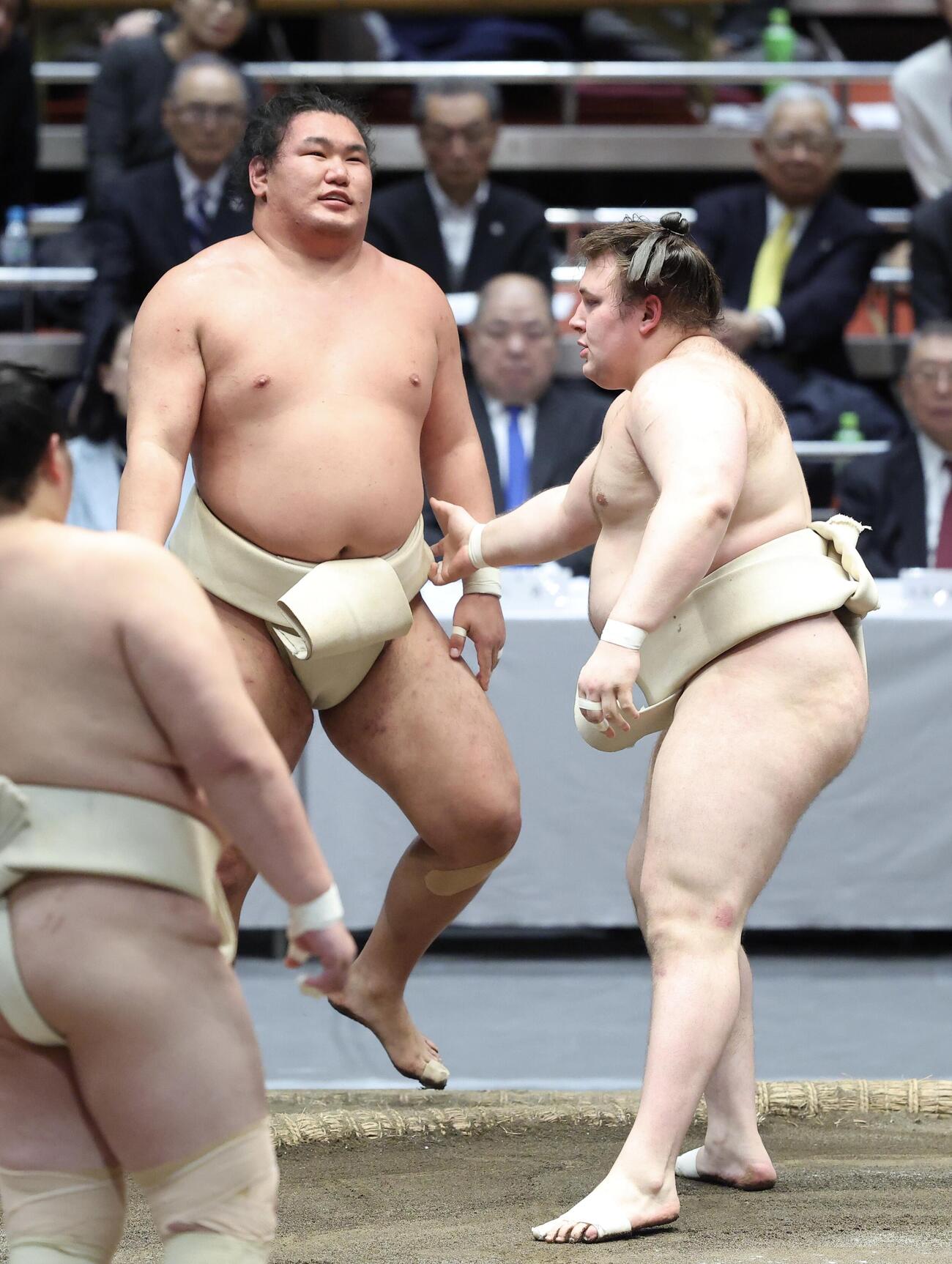 稽古する豊昇龍（左）と安青錦（撮影・河田真司）