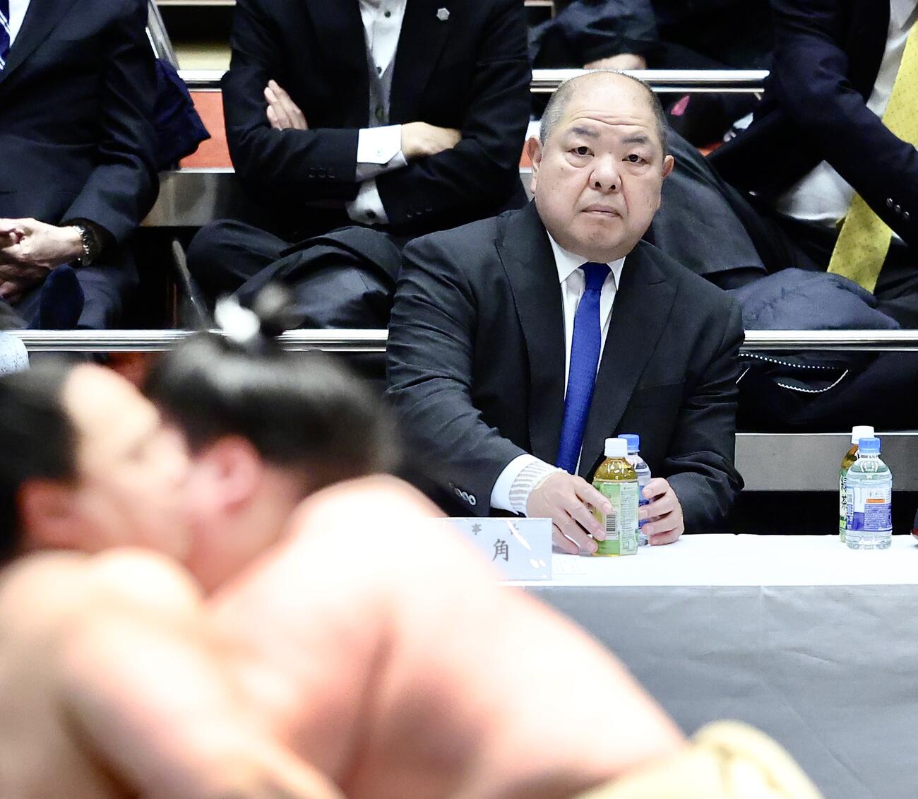 稽古を見守る八角理事長（撮影・河田真司）