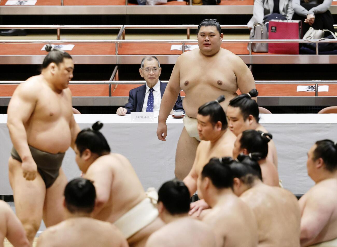 稽古総見に参加した大の里（右奥）（共同）