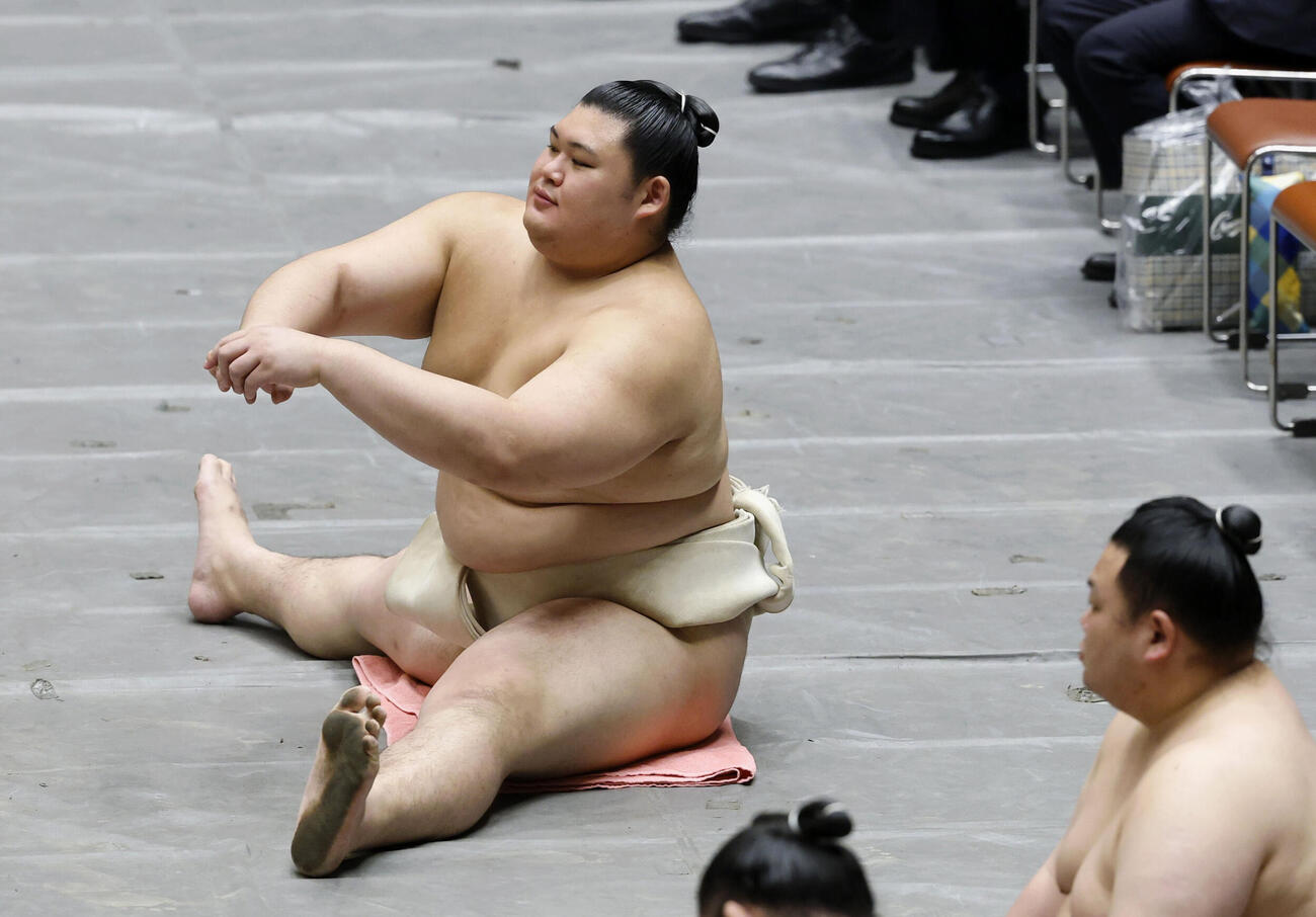稽古総見で調整する大の里（共同）