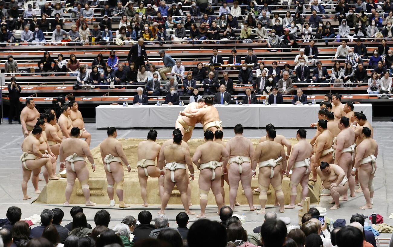 一般公開で行われた横綱審議委員会の稽古総見（共同）