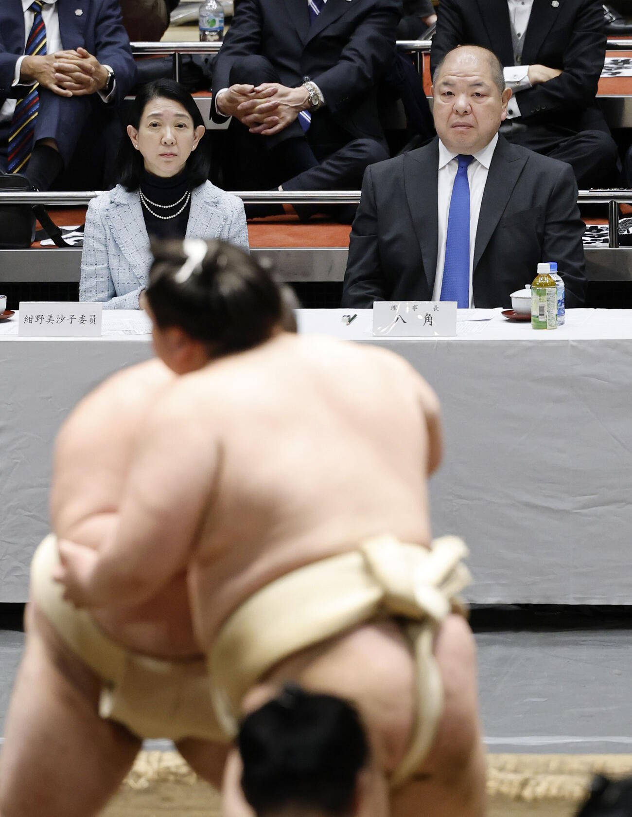 稽古総見を見守る日本相撲協会の八角理事長（右）（共同）