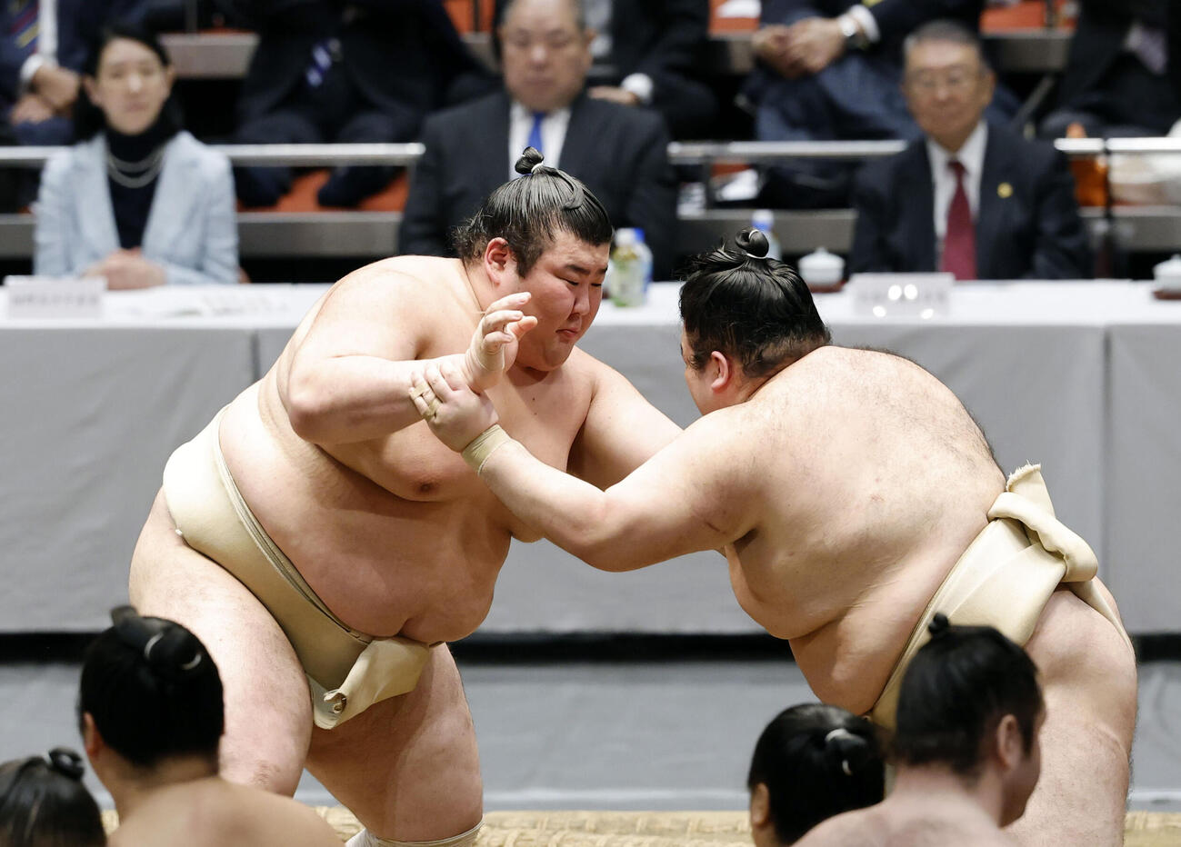 稽古総見で汗を流す熱海富士（共同）
