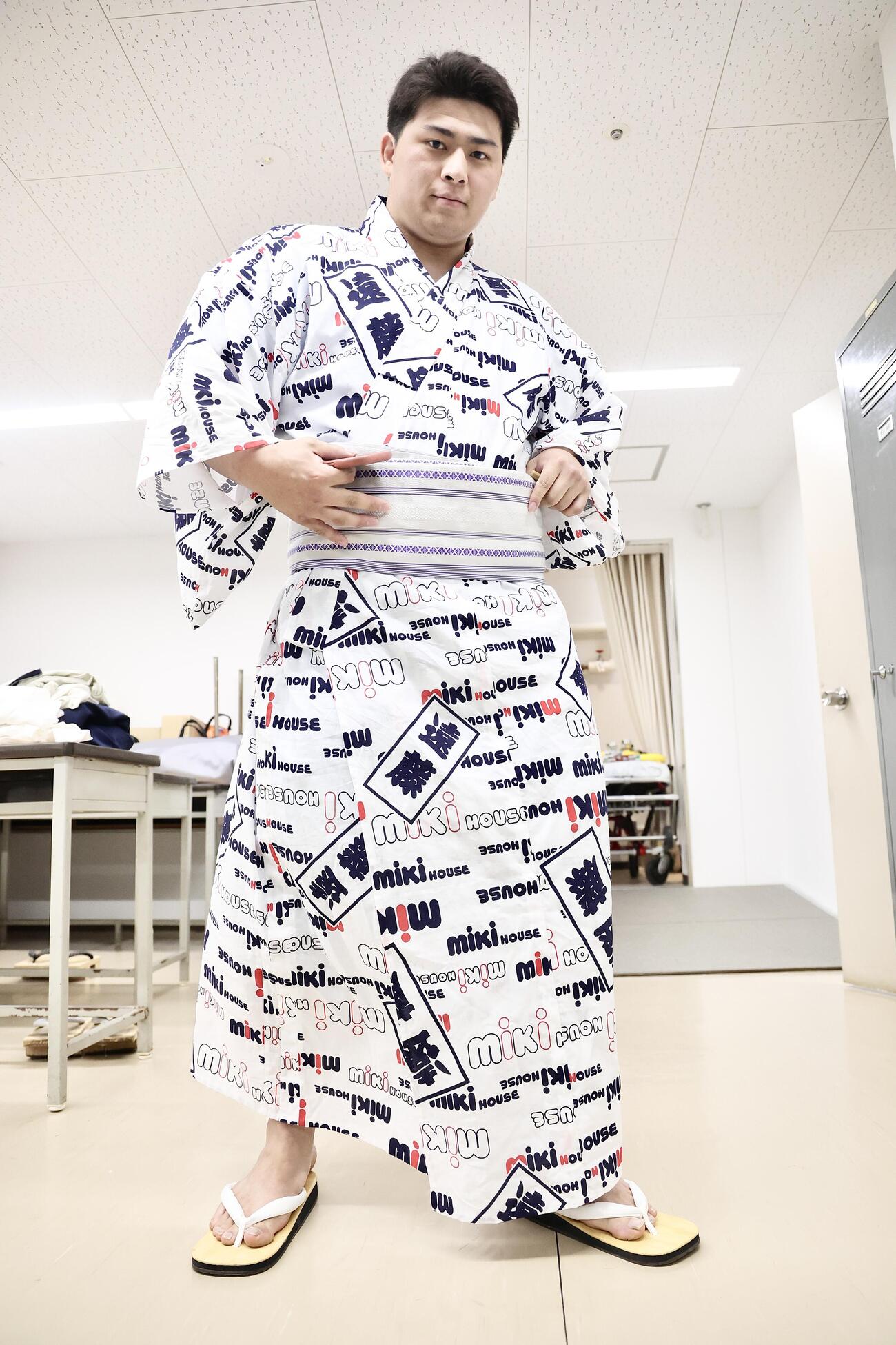 新弟子検査を終え浴衣に着替える大森康宏（撮影・河田真司）