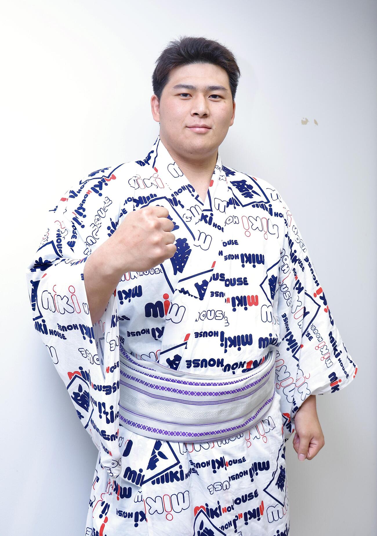 新弟子検査を終え、ガッツポーズで写真に納まる大森康宏（撮影・河田真司）