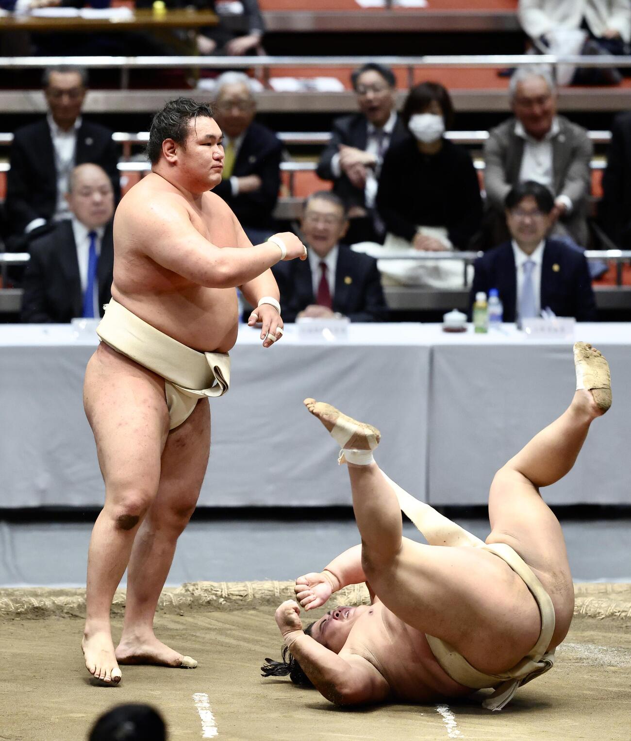 豊昇龍（左）は伯乃富士に胸を貸す（撮影・河田真司）