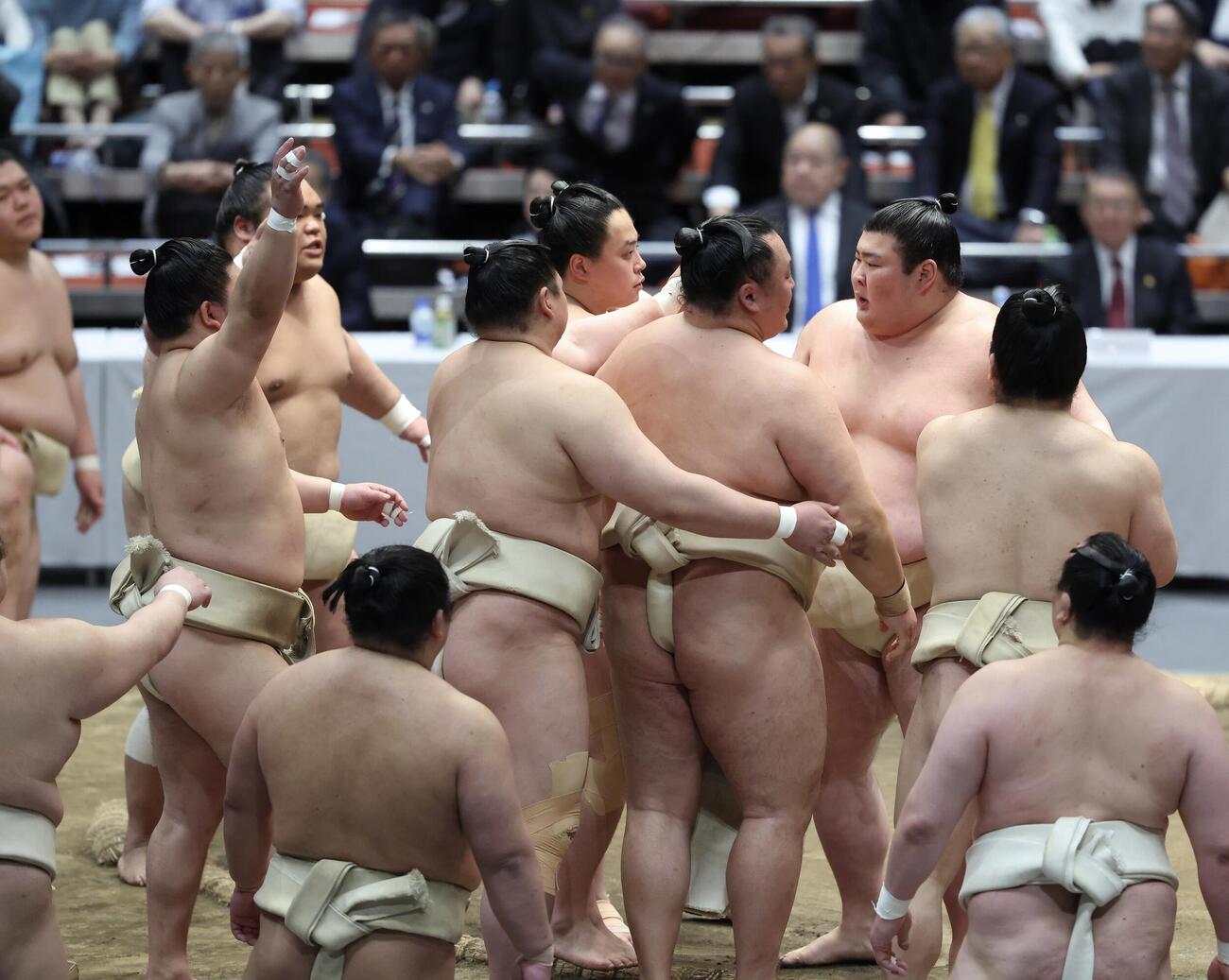 稽古する熱海富士（右）（撮影・河田真司）