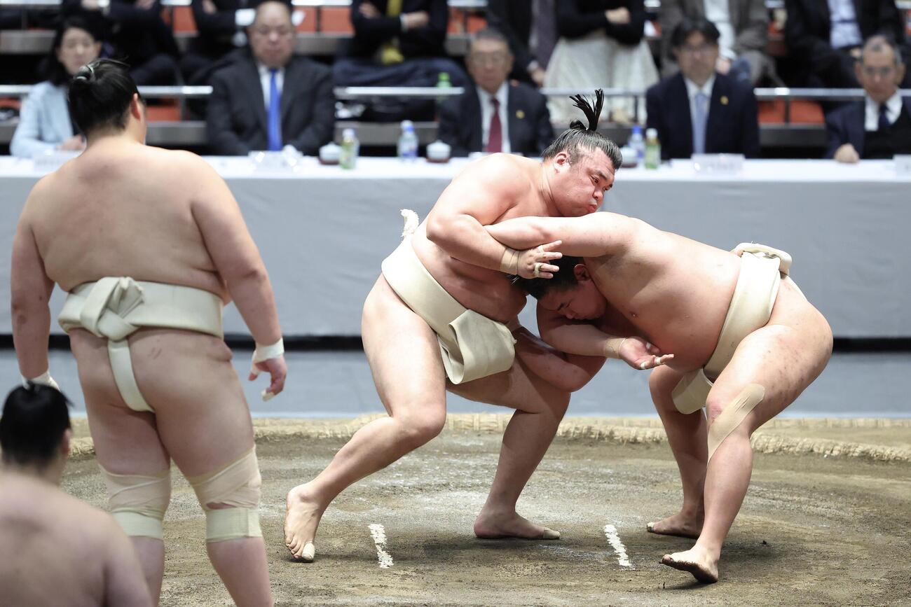稽古する豊昇龍（右）と霧島（撮影・河田真司）