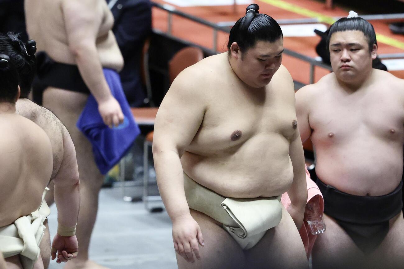移動する大の里（撮影・河田真司）
