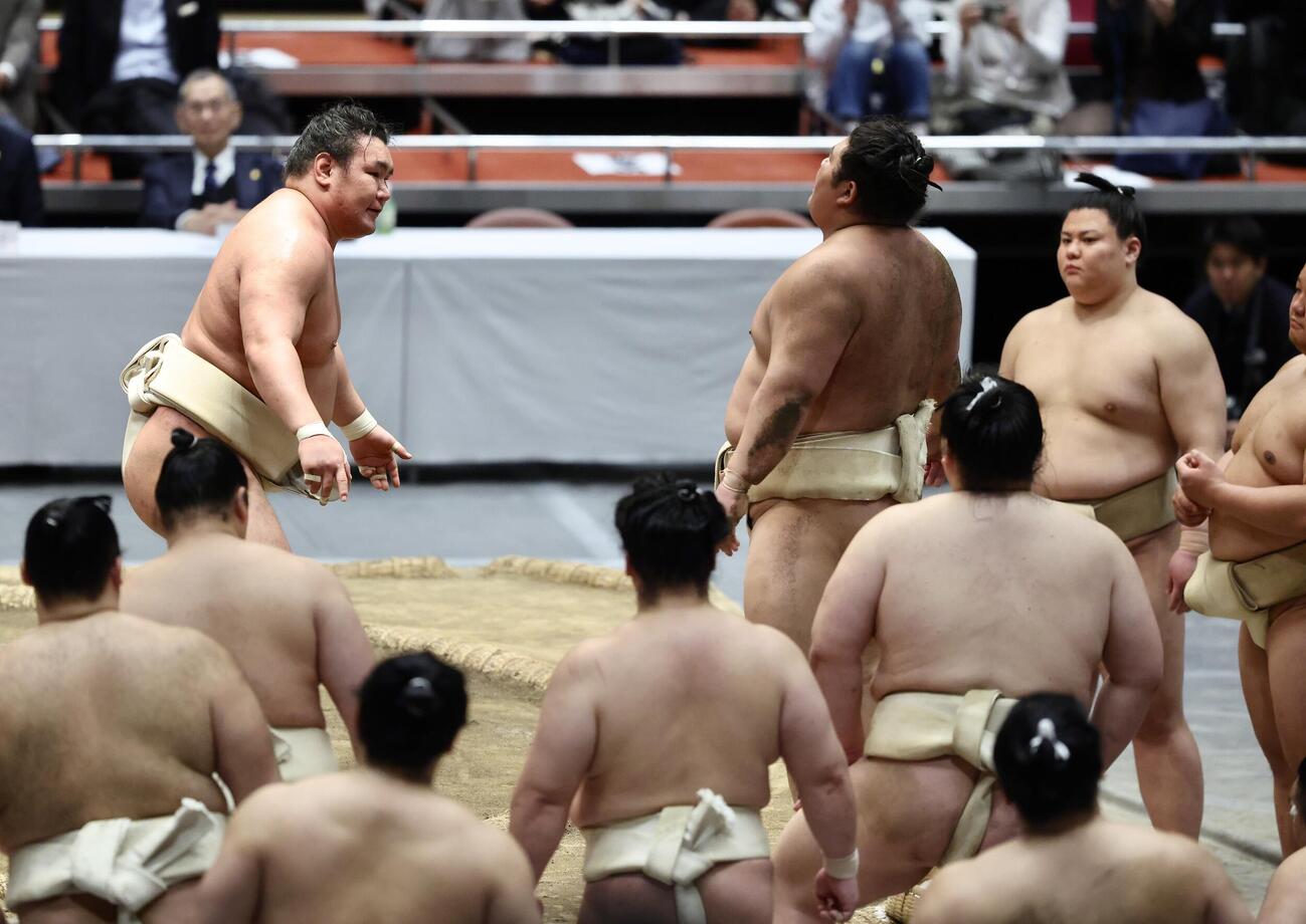 豊昇龍（左）は伯乃富士に胸を貸す（撮影・河田真司）