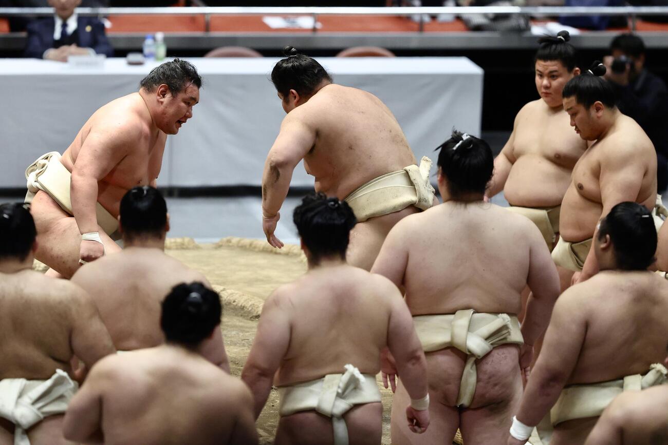 豊昇龍（左）は伯乃富士に胸を貸す（撮影・河田真司）