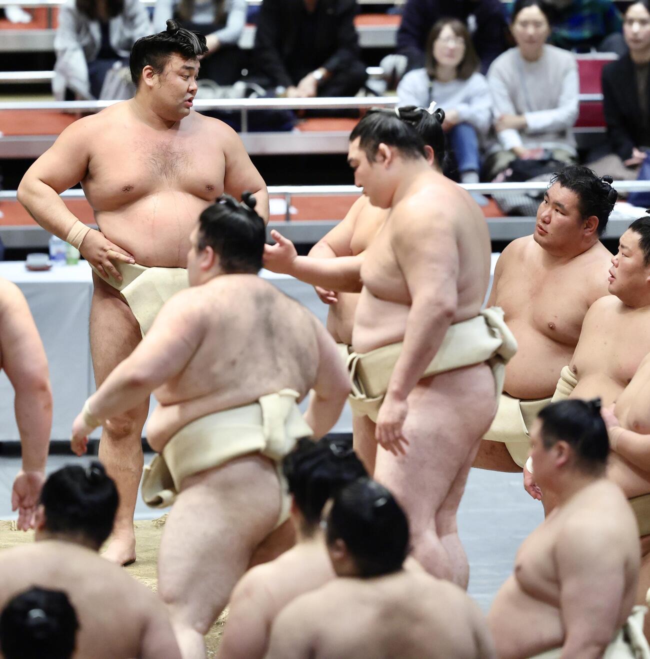 豊昇龍（右）と言葉を交わす霧島（撮影・河田真司）