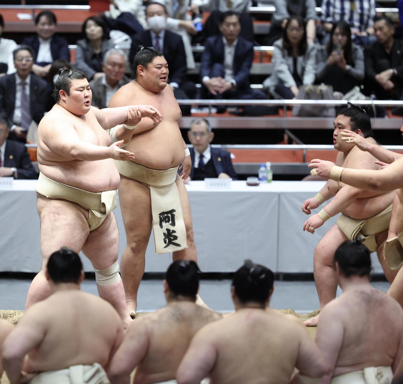 稽古する熱海富士（左）と阿炎（撮影・河田真司）