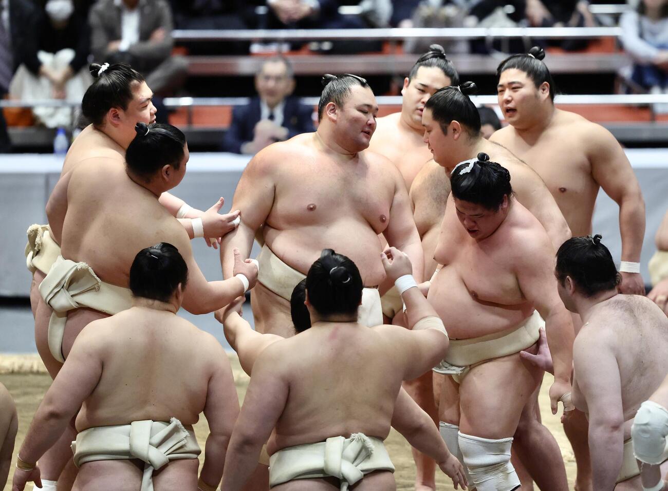 稽古する朝乃山（中央）（撮影・河田真司）