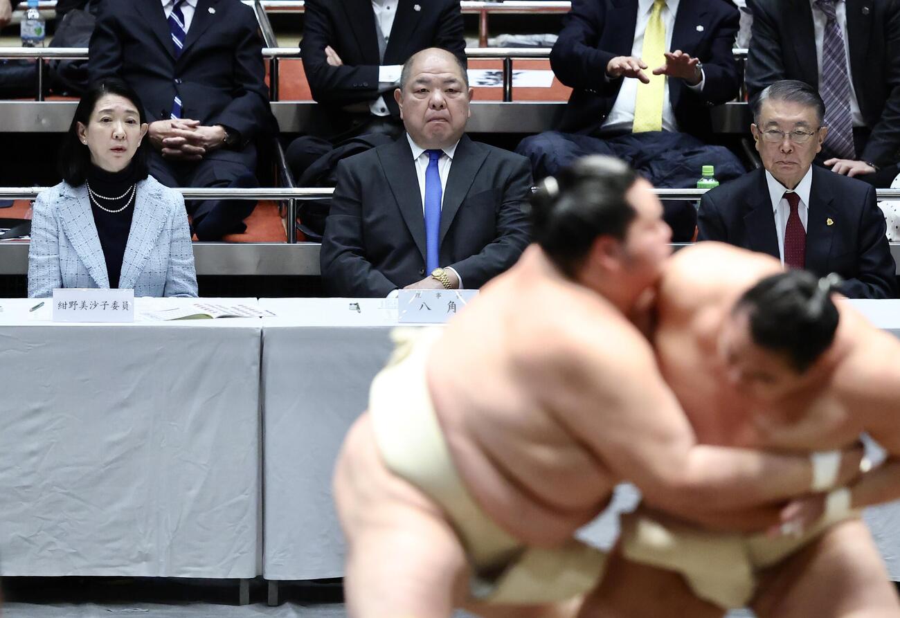 稽古を見守る八角理事長（中央）（撮影・河田真司）