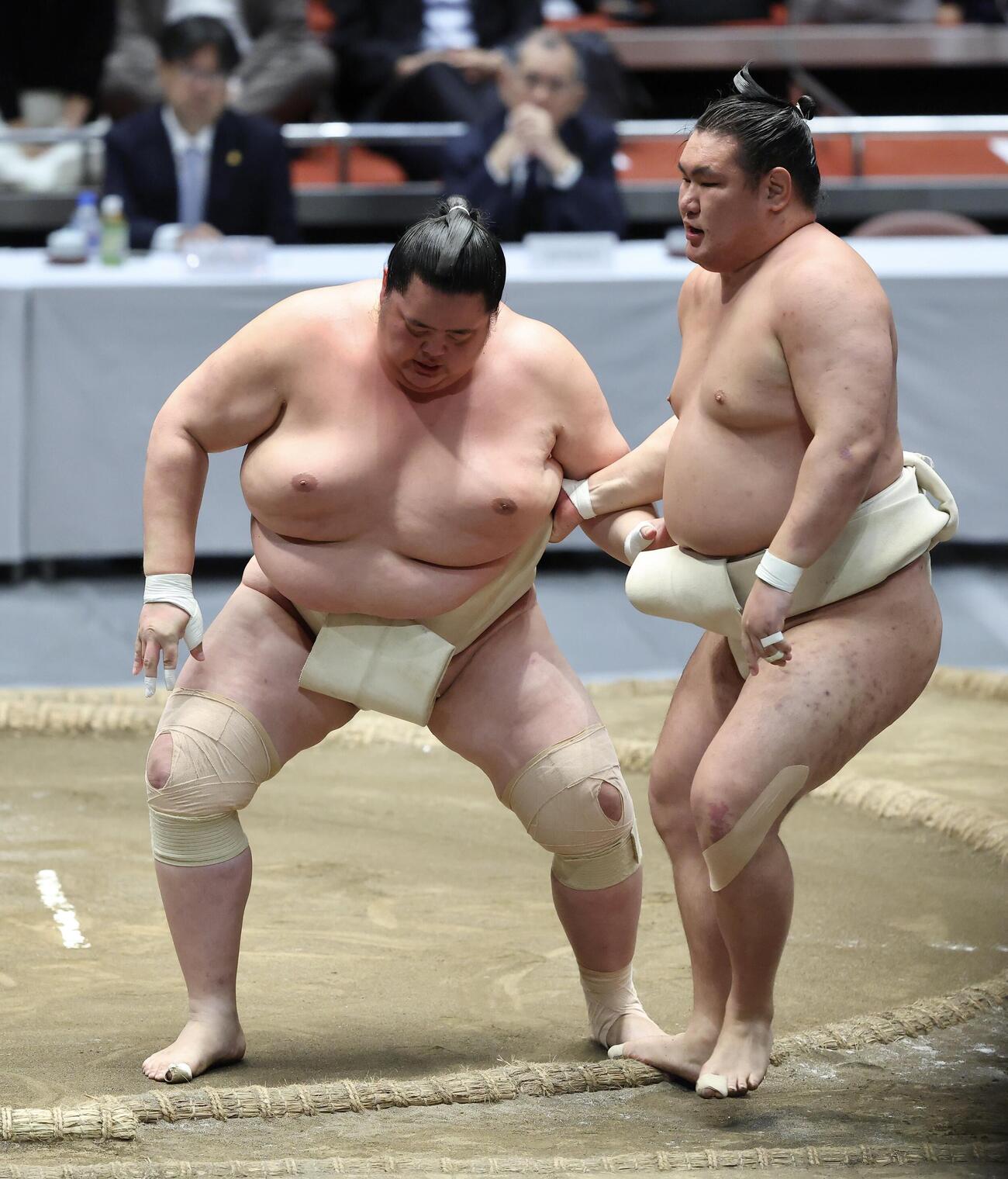 稽古する琴桜（左）と豊昇龍（撮影・河田真司）