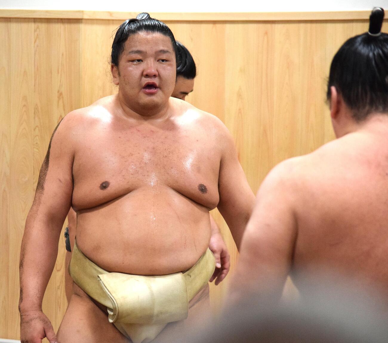 稽古を行う朝白龍（撮影・山田遼太郎）