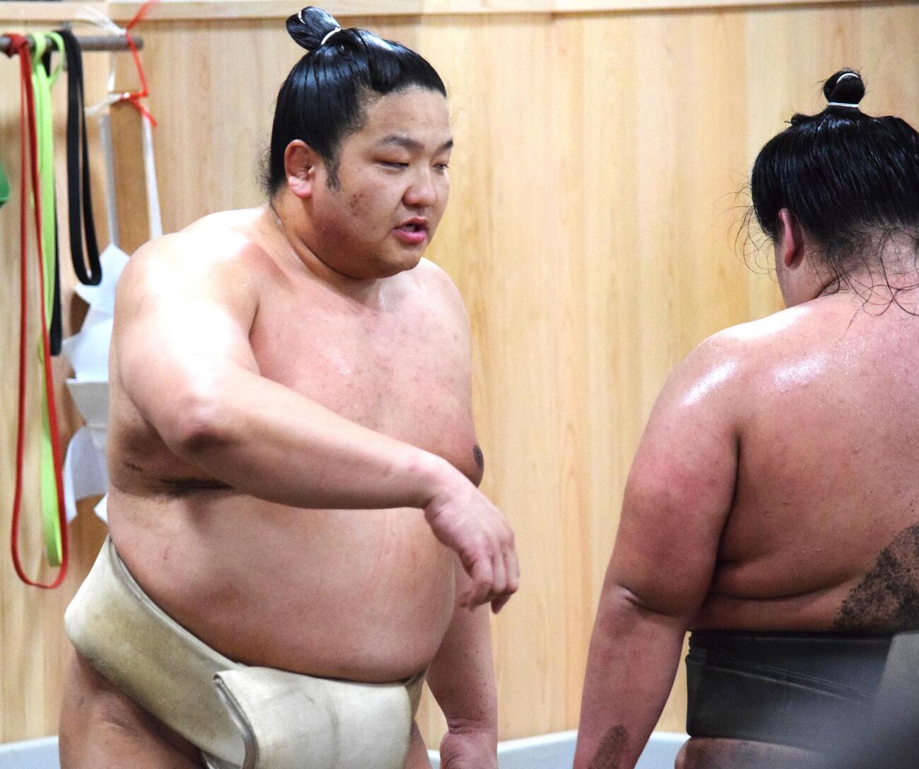 稽古を行う朝白龍（撮影・山田遼太郎）