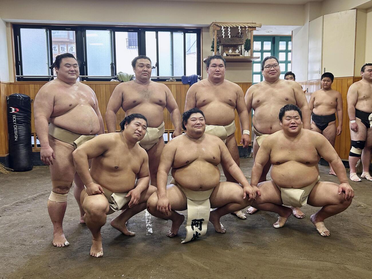 錣山部屋で稽古に励んだ関取衆。後列中央左は霧島、同右は豊昇龍（共同）