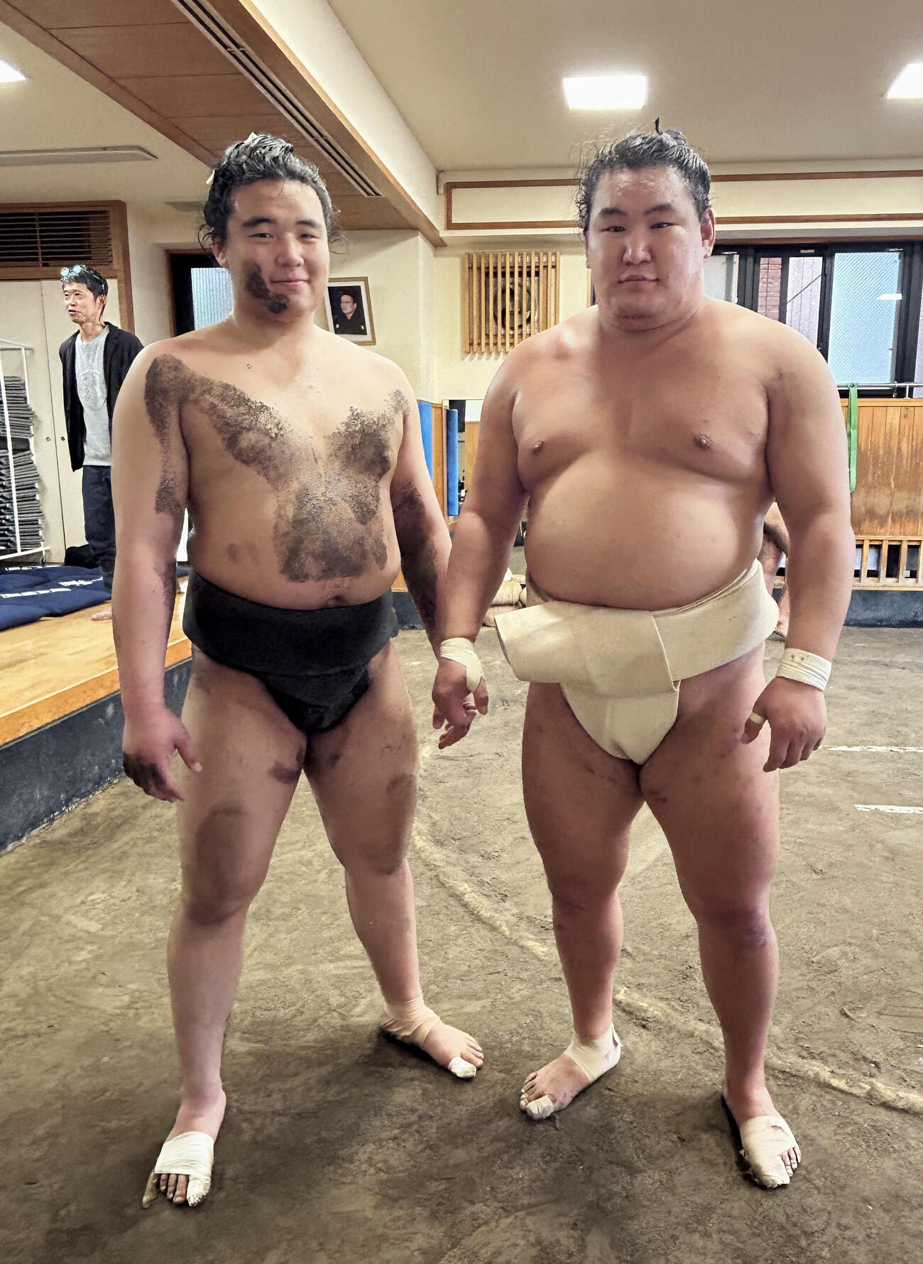 錣山部屋に出稽古した豊昇龍。左はいとこの天狼星（共同）