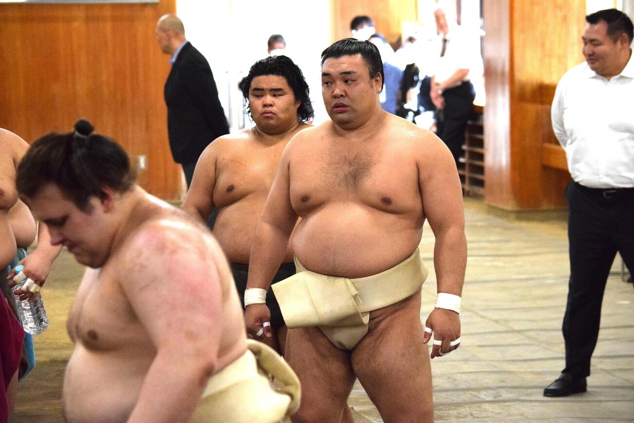 安青錦（左）の稽古を見守る霧島。右は音羽山親方（撮影・山田遼太郎）