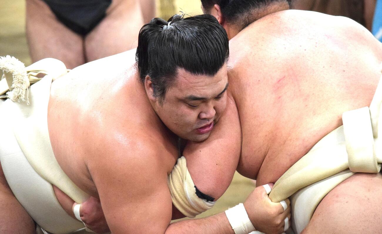 稽古を行う霧島（撮影・山田遼太郎）