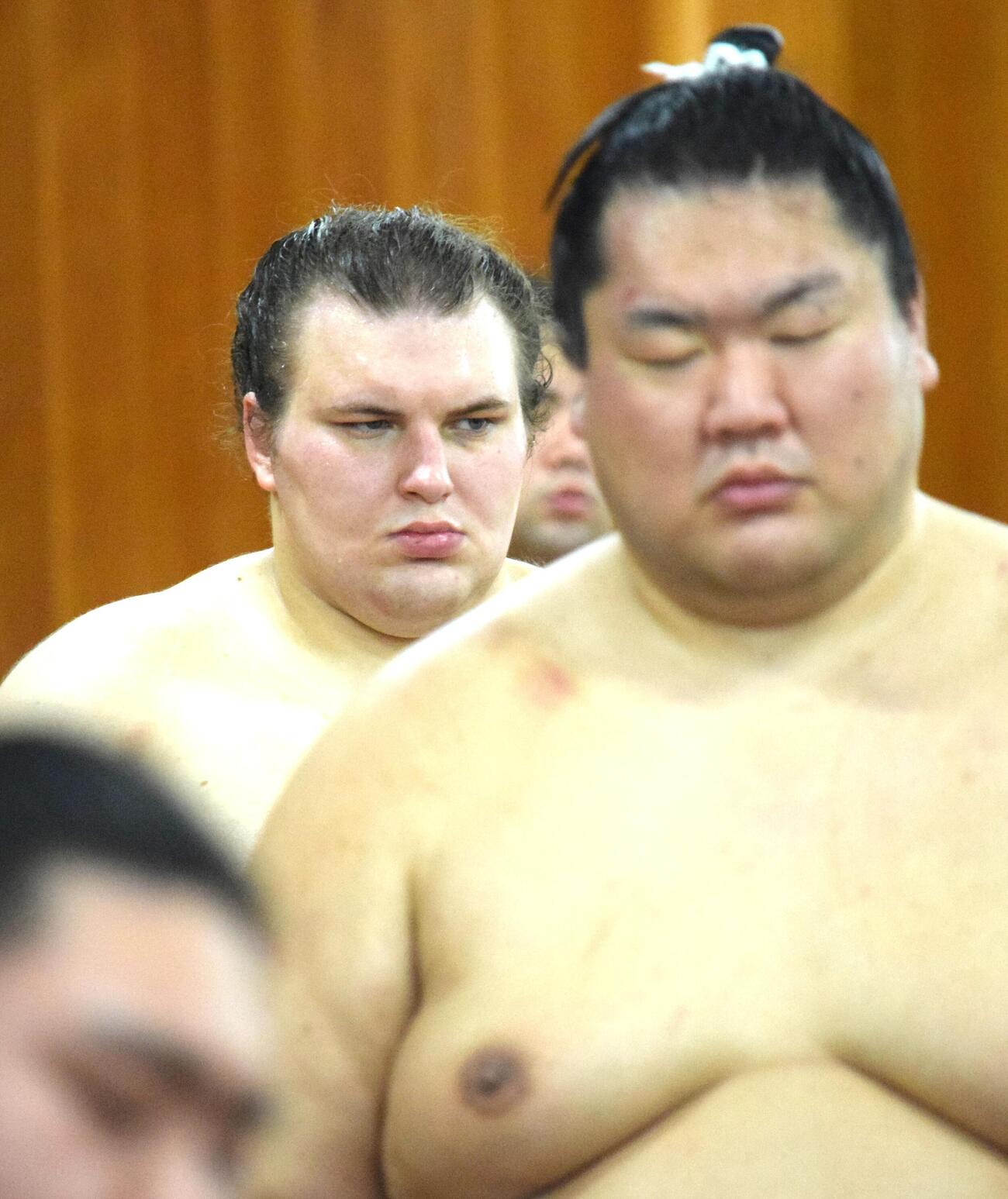 厳しい表情で稽古を見守る安青錦（撮影・山田遼太郎）