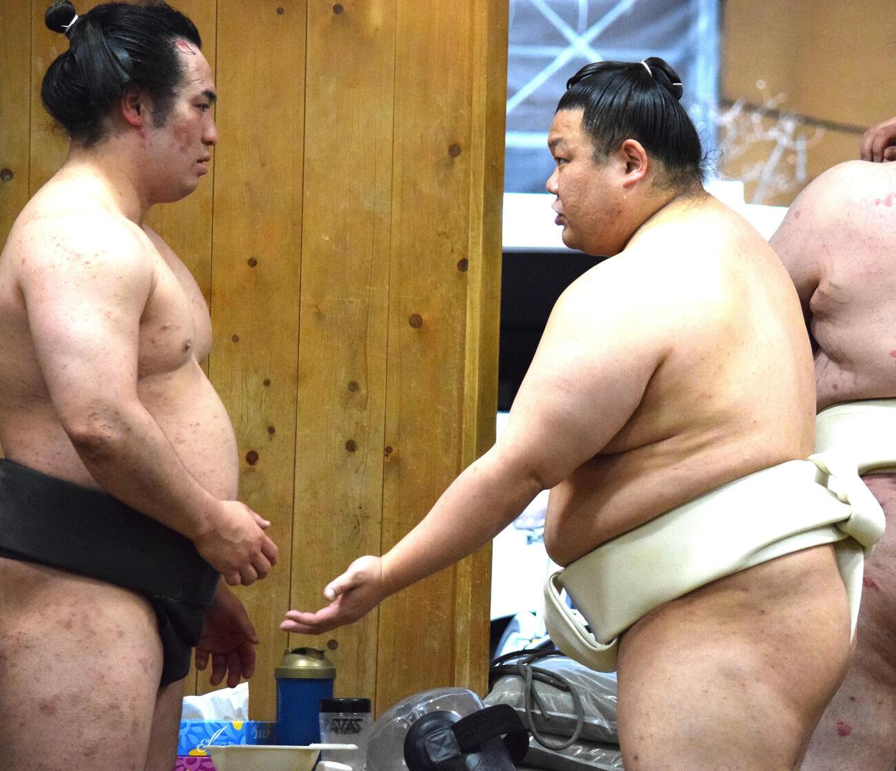 アドバイスを送る美ノ海（右）（撮影・山田遼太郎）