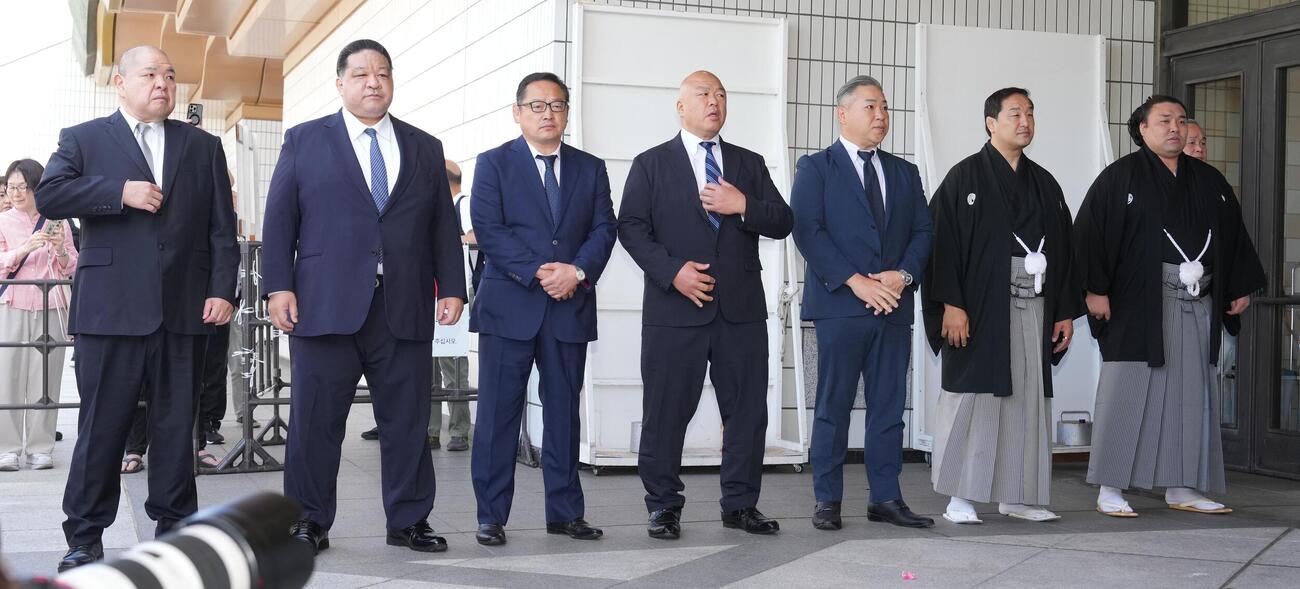 大相撲夏場所土俵祭　大相撲夏場所の優勝額贈呈式に臨む、左から八角理事長、審判部長の浅香山親方、尾上親方、藤島親方、九重審判部副部長、休場した安青錦の代理で出席した安治川親方、霧島（撮影・小沢裕）