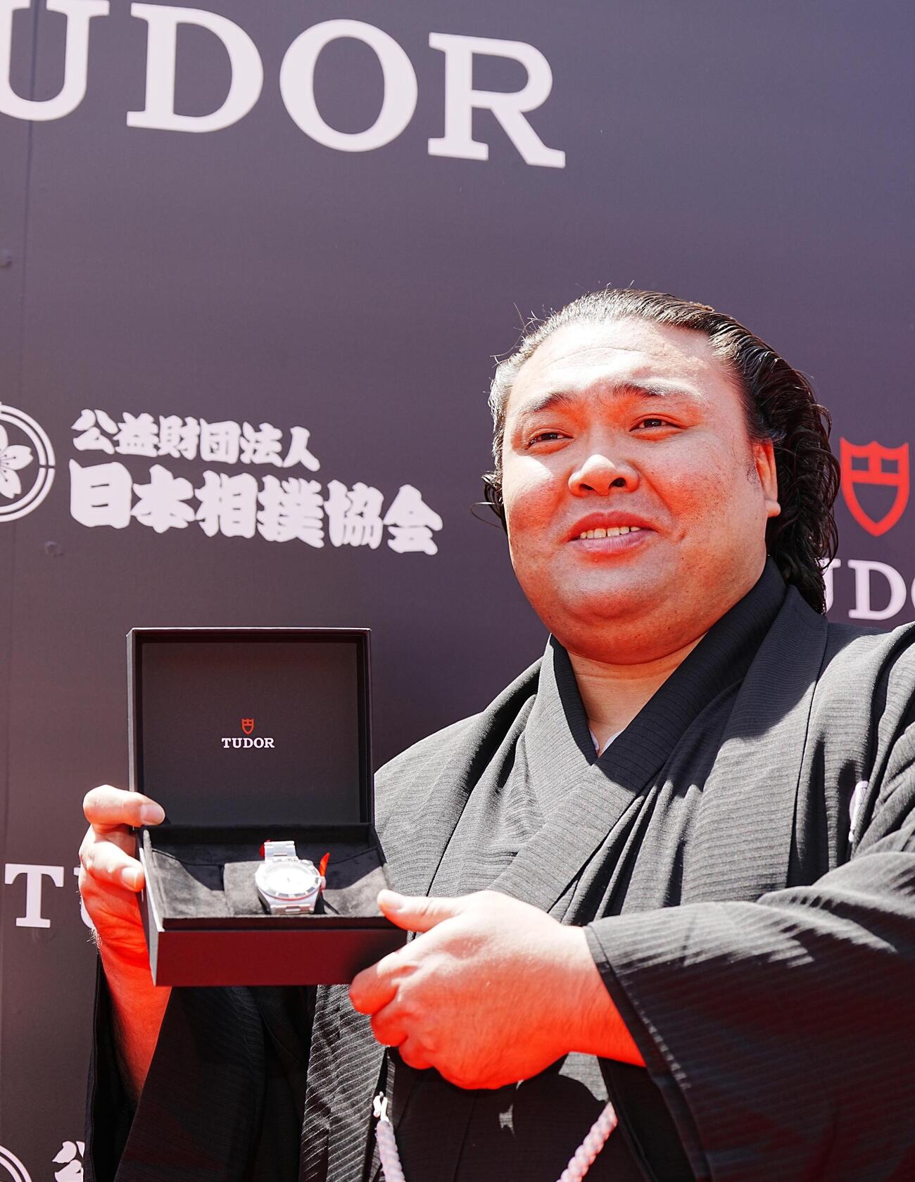 大相撲夏場所土俵祭　TUDOR×日本相撲協会ワールドパートナー締結発表会で贈呈された同社の腕時計を披露する霧島（撮影・小沢裕）