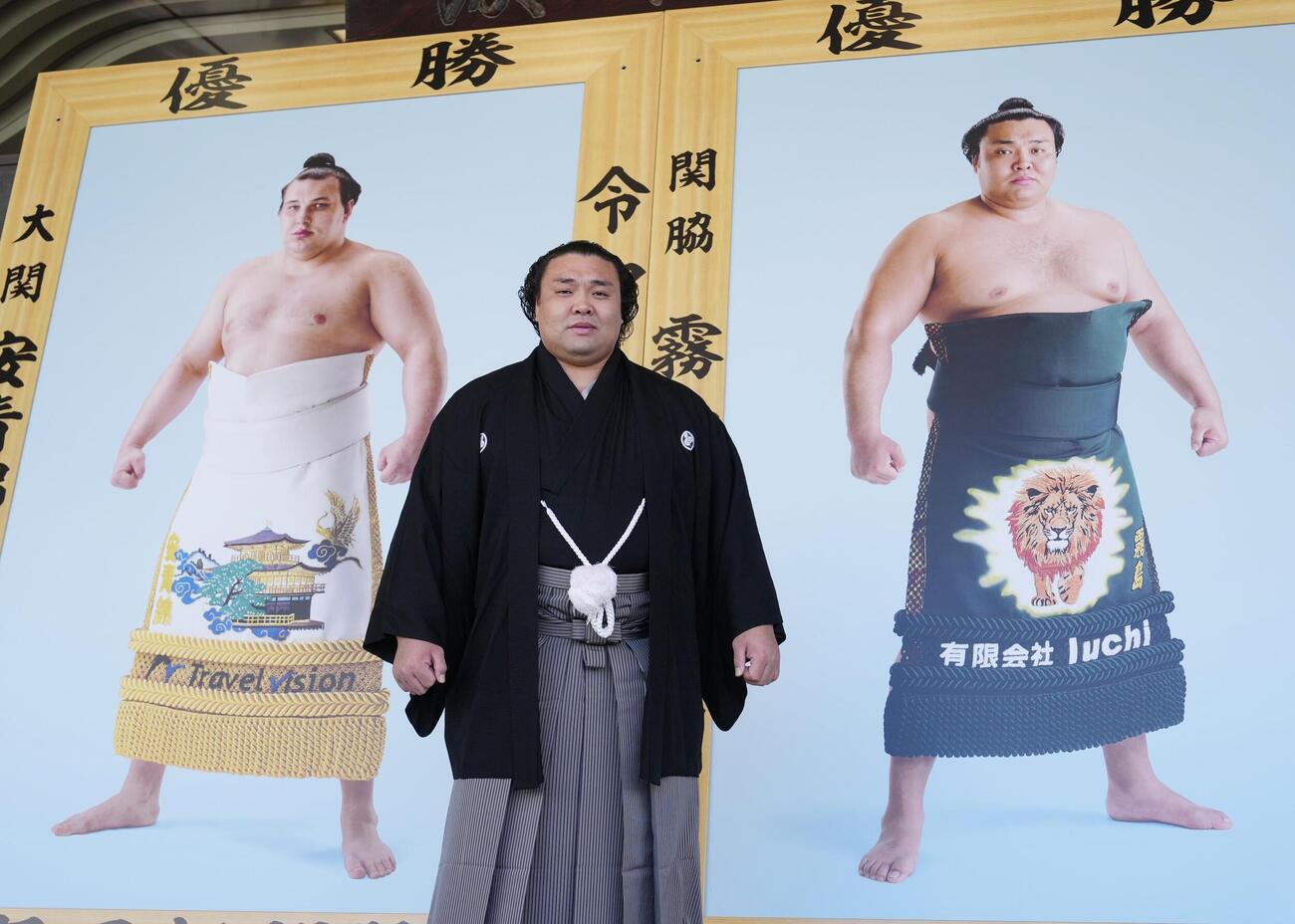 大相撲夏場所土俵祭　大相撲夏場所の優勝額贈呈式に臨む霧島（撮影・小沢裕）