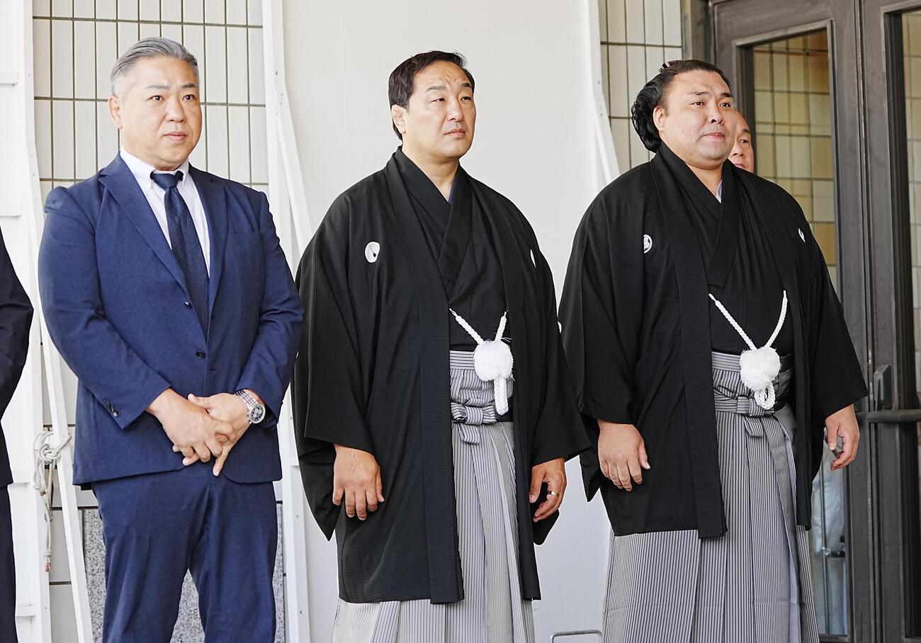 大相撲夏場所土俵祭　大相撲夏場所の優勝額贈呈式に臨む、左から審判部副長の九重親方、休場した安青錦の代理で出席した安治川親方、霧島（撮影・小沢裕）
