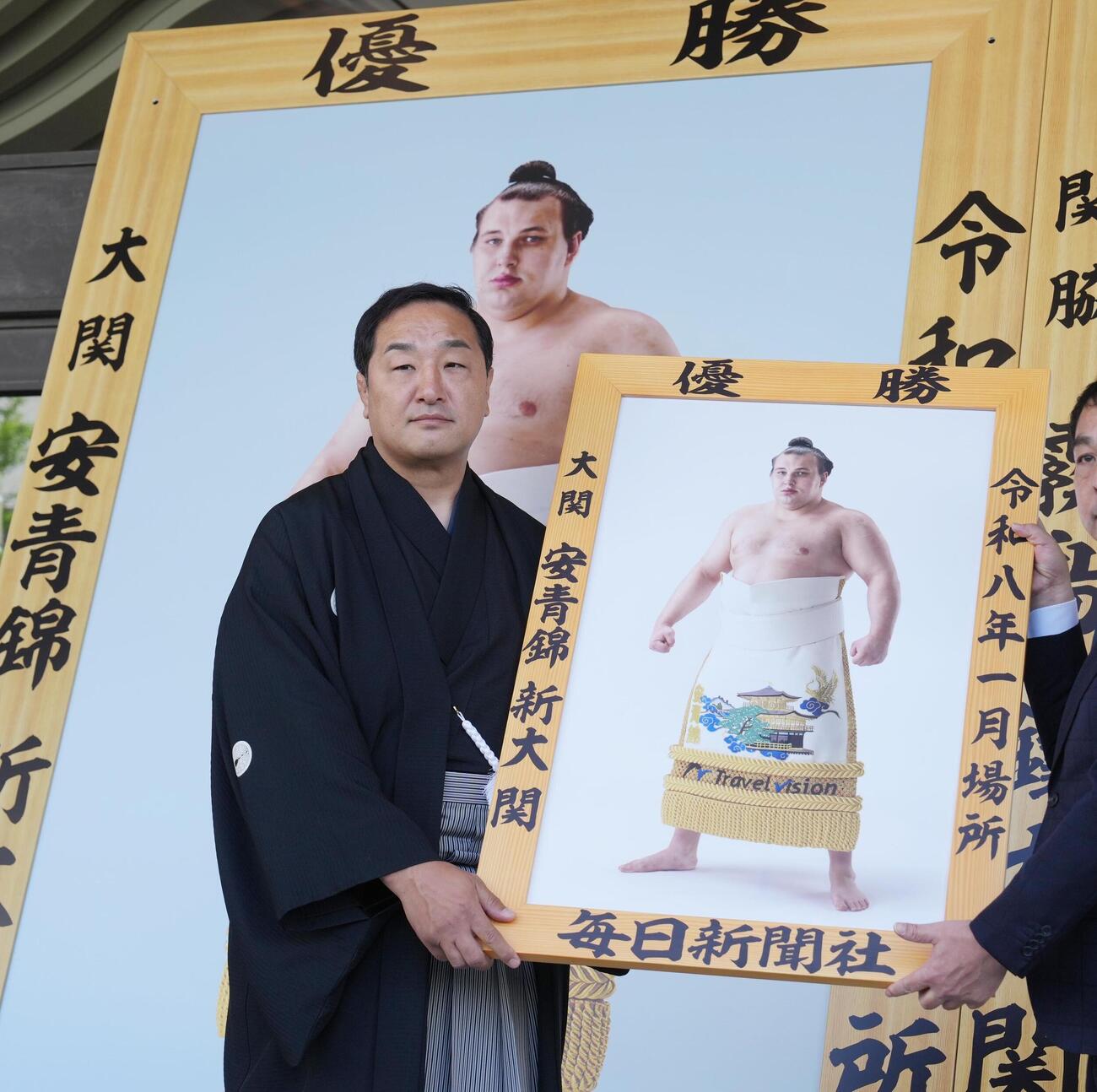 大相撲夏場所土俵祭　大相撲夏場所の優勝額贈呈式で休場した安青錦の代理で出席した安治川親方（撮影・小沢裕）