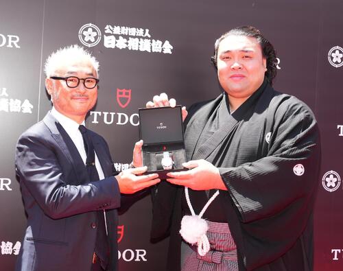 霧島、優勝額に「懐かしい」長女アヤゴーちゃんら家族と記念撮影　10日夏場所へ「精いっぱい」
