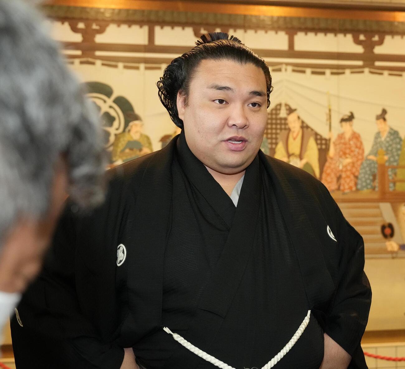 大相撲夏場所土俵祭　大相撲夏場所の優勝額贈呈式を終え夏場所への意気込みを語る霧島（撮影・小沢裕）