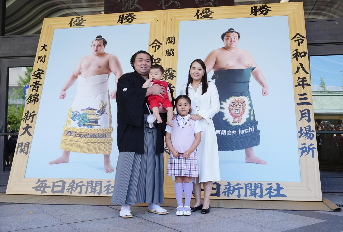 大相撲夏場所土俵祭　大相撲夏場所の優勝額贈呈式で長男トゥグドゥルくんを抱いて家族と記念撮影する霧島。右へ長女アヤゴーちゃん、ホラン夫人（撮影・小沢裕）