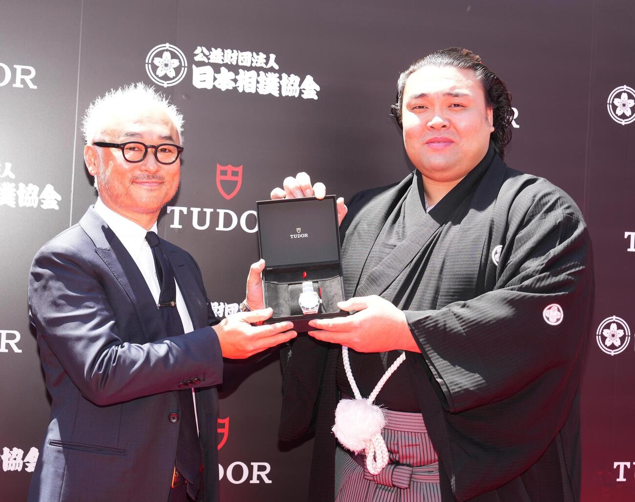 大相撲夏場所土俵祭　TUDOR×日本相撲協会ワールドパートナー締結発表会で日本ロレックス株式会社の渡辺尚有TUDOR事業部長（左）から腕時計を贈呈される霧島（撮影・小沢裕）