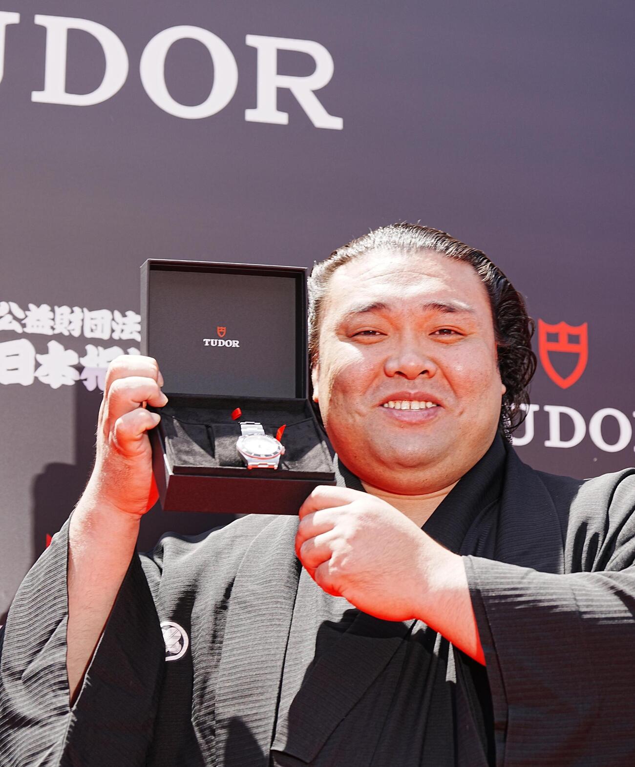 大相撲夏場所土俵祭　TUDOR×日本相撲協会ワールドパートナー締結発表会で贈呈された同社の腕時計を披露する霧島（撮影・小沢裕）