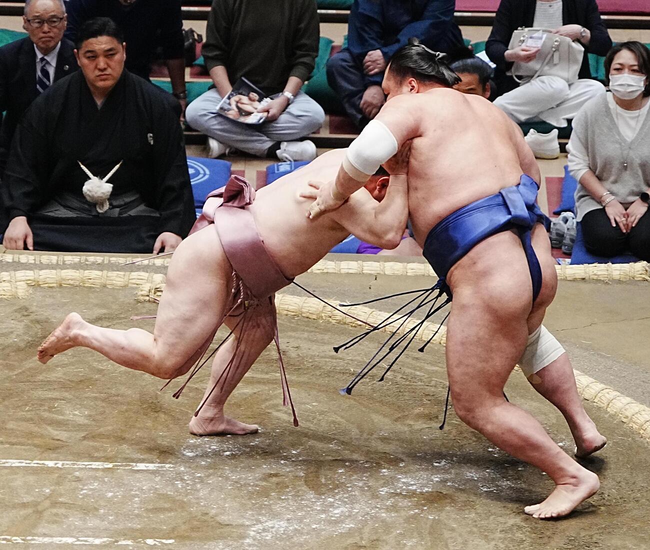 大相撲夏場所初日　栃大海（右）を土俵際へ攻め込む炎鵬　（撮影・小沢裕）