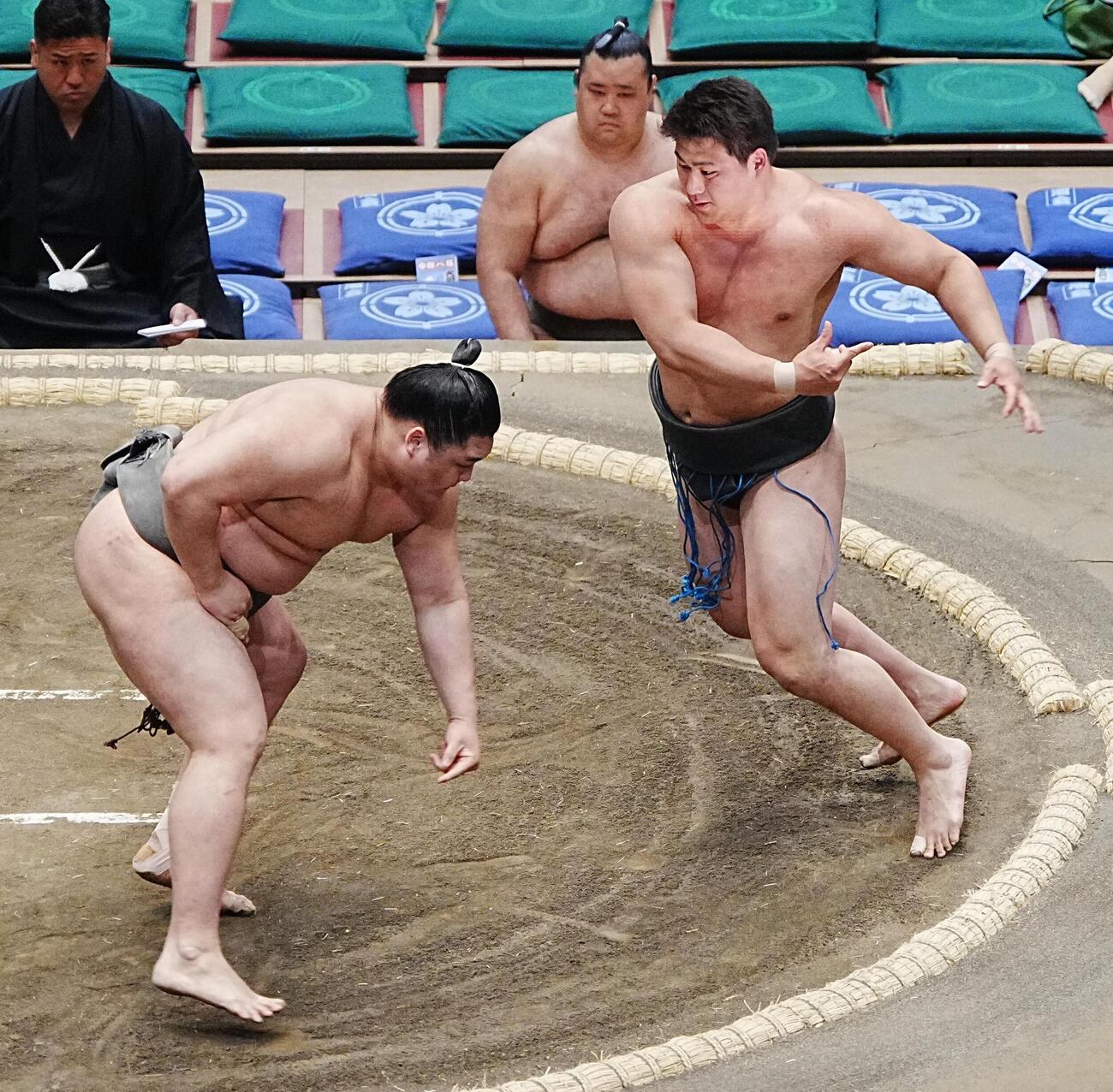 大相撲夏場所初日　若雅（左）の攻めをいなす大森（撮影・小沢裕）
