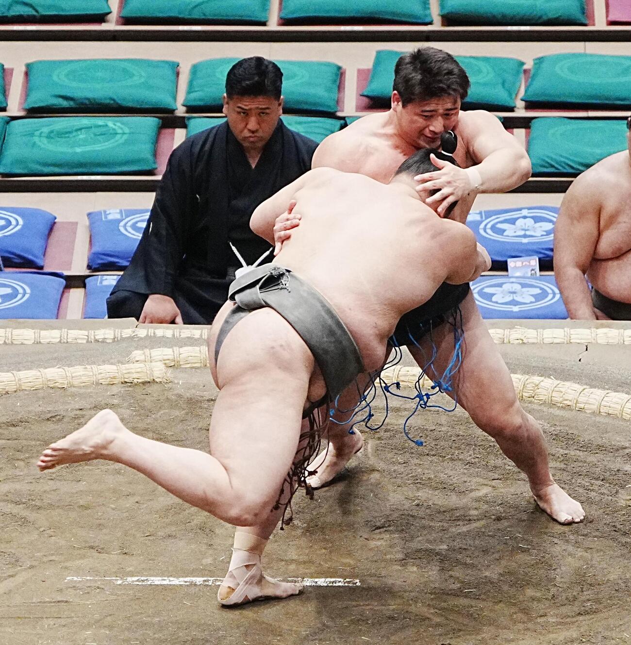 大相撲夏場所初日　若雅（左）を引き落としで破り幕下付け出しデビューを白星で飾った大森（撮影・小沢裕）