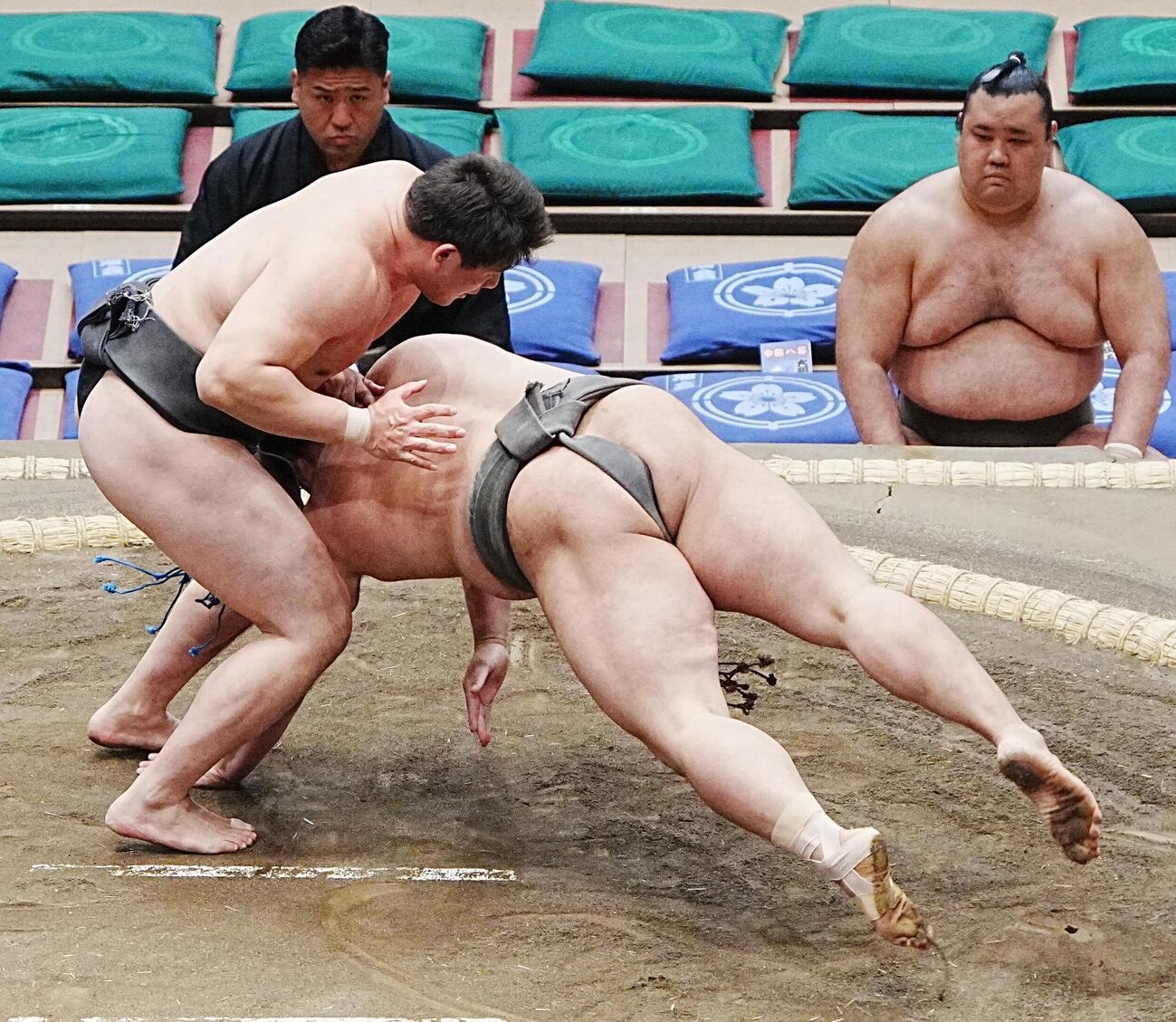 大相撲夏場所初日　若雅（右）を引き落としで破り幕下付け出しデビューを白星で飾った大森（撮影・小沢裕）